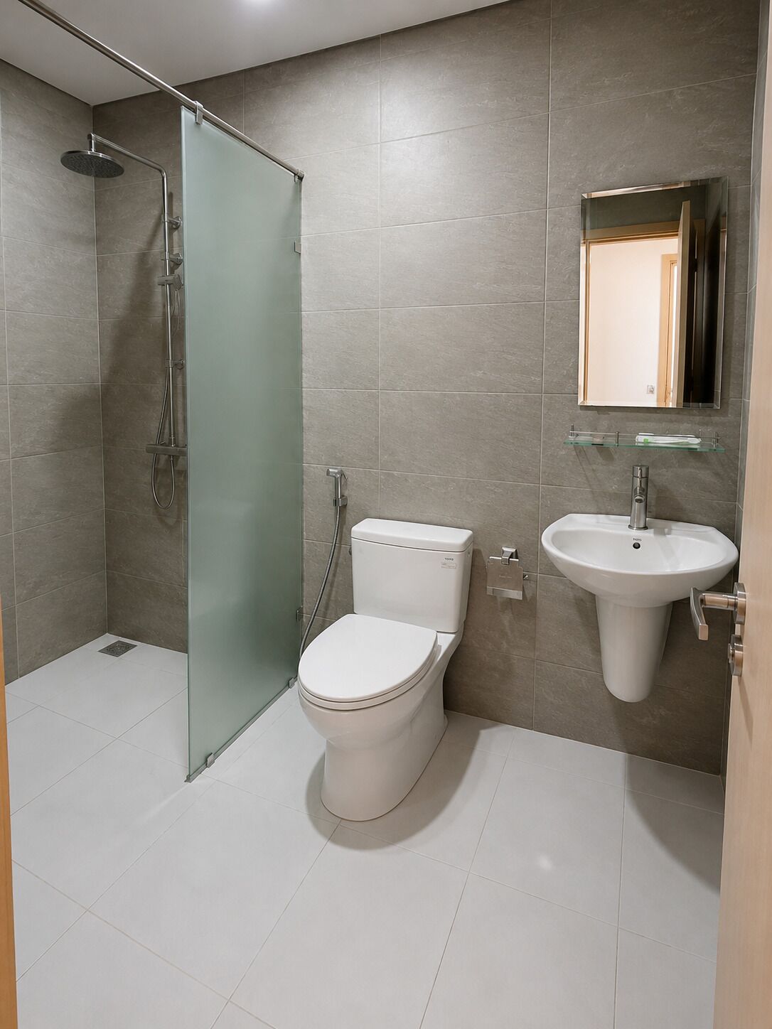 Un baño moderno con inodoro, ducha y lavamanos.