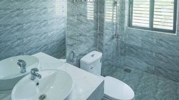 Family Quadruple Room | Bathroom | Shower, rainfall showerhead, designer toiletries, hair dryer