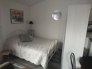 1 bedroom, WiFi, bed sheets - Riberou studio climate (Saujon)