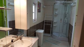 Regadera, secadora de cabello, toallas, jabón 