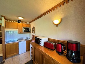 Fridge, microwave, oven, dishwasher - 150m from shops, floor -2, balcony, tv, ski locker, 46m², Les Menuires (Les Menuires)