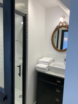 Dusch, hårtork, handdukar och tvål