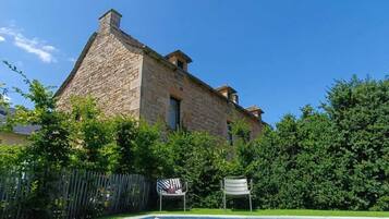 Een buitenzwembad en een verwarmd zwembad