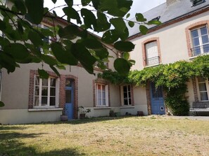 Exterior - Large character house in the countryside (Savigny-sur-Braye)