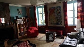 Lecteur de DVD, livres, chaĂźne hi-fi