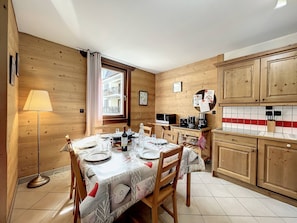 Dining - Chamonix center, 64m², 6 pers., 2 bedr., parking (Chamonix-Mont-Blanc)