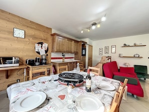 Dining - Chamonix center, 64m², 6 pers., 2 bedr., parking (Chamonix-Mont-Blanc)