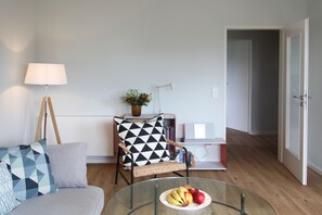 Een smart-tv, boeken en een muziekbibliotheek