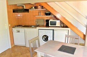 Réfrigérateur, micro-ondes, plaque de cuisson, lave-vaisselle