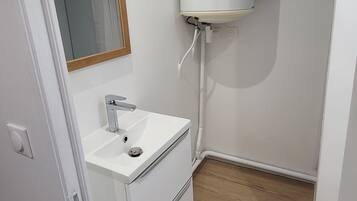 Assecador de cabells, tovalloles i paper higiènic