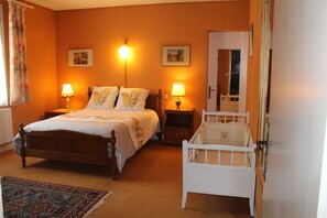 2 makuuhuonetta, silitysrauta/-lauta, Wi-Fi, vuodevaatteet