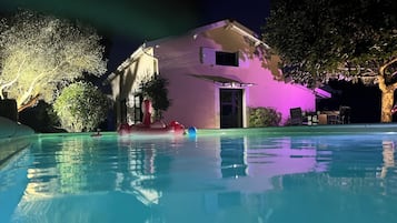 Una piscina al aire libre