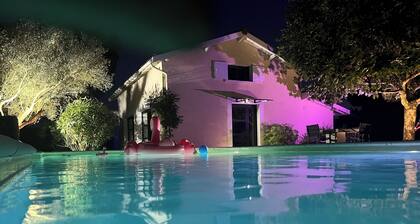 Casa rural con piscina en el corazón de la ruta del vino.