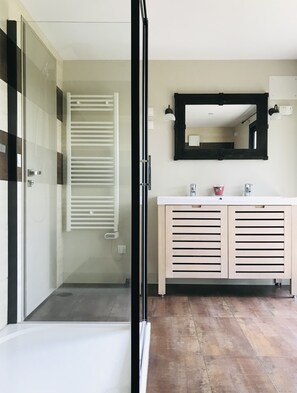 Shower, jetted tub, hair dryer, towels