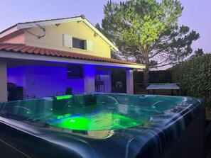 Outdoor spa tub - L'Escale Girondine with its sauna, SPA and private pool. (La Lande-de-Fronsac)