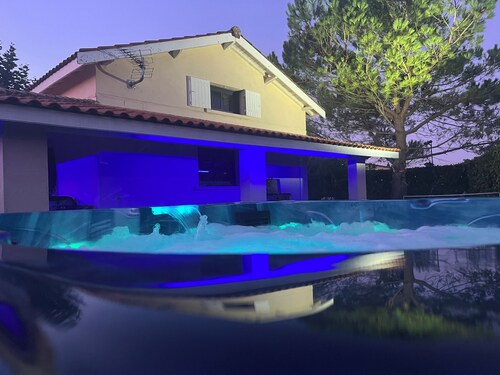 L’Escale Girondine avec son sauna, son SPA et sa piscine privative.