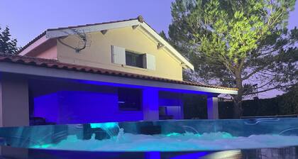 LâEscale Girondine avec son sauna, son SPA et sa piscine privative.