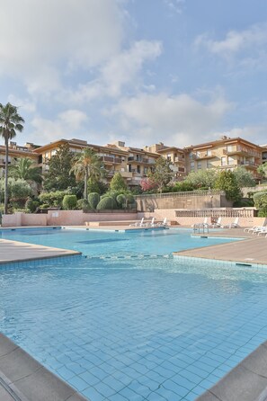 Piscine extérieure (ouverte en saison), chaises longues