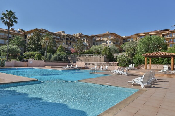 Seasonal outdoor pool, open 9:00 AM to 8:00 PM, pool loungers