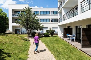 Outdoor dining - Residence Odalys Archipel **** - Studio 3 People (La Rochelle)