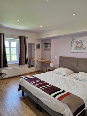 3 bedrooms, iron/ironing board, free WiFi, bed sheets - Large luxury gite 160 m2, capacity 6 adults + 3 children with spa (Montillot)
