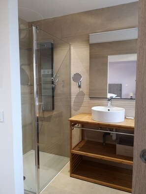 Dusche, Haartrockner, Handtücher, Seife
