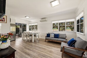 Casa, 3 habitaciones, 2 baños | Área de sala de estar | Smart TV y servicios de streaming 