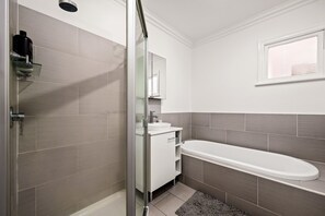 Casa, 3 quartos, 2 banheiros | Banheiro | Banheira e chuveiro separados, secador de cabelo, toalhas de banho 