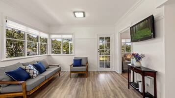 Ferienhaus, 3 Schlafzimmer, 2 Bäder | Wohnbereich | Smart-TV, Streaming-Dienste