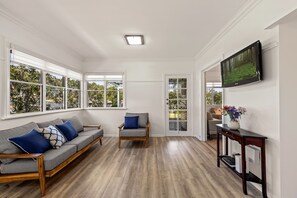 Casa, 3 habitaciones, 2 baños | Área de sala de estar | Smart TV y servicios de streaming 