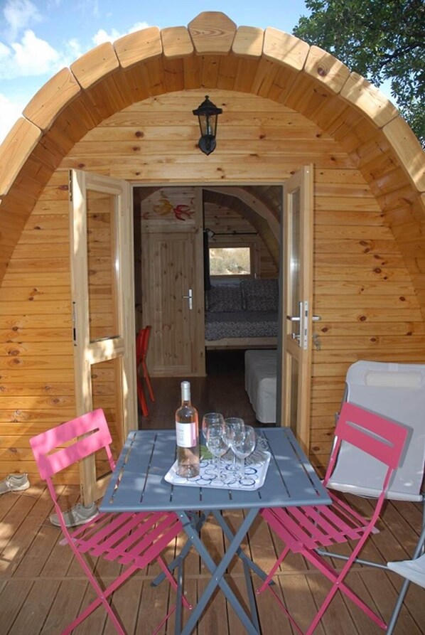 Outdoor dining - Our Pods at L'Adret, Rians en Provence (RIANS)