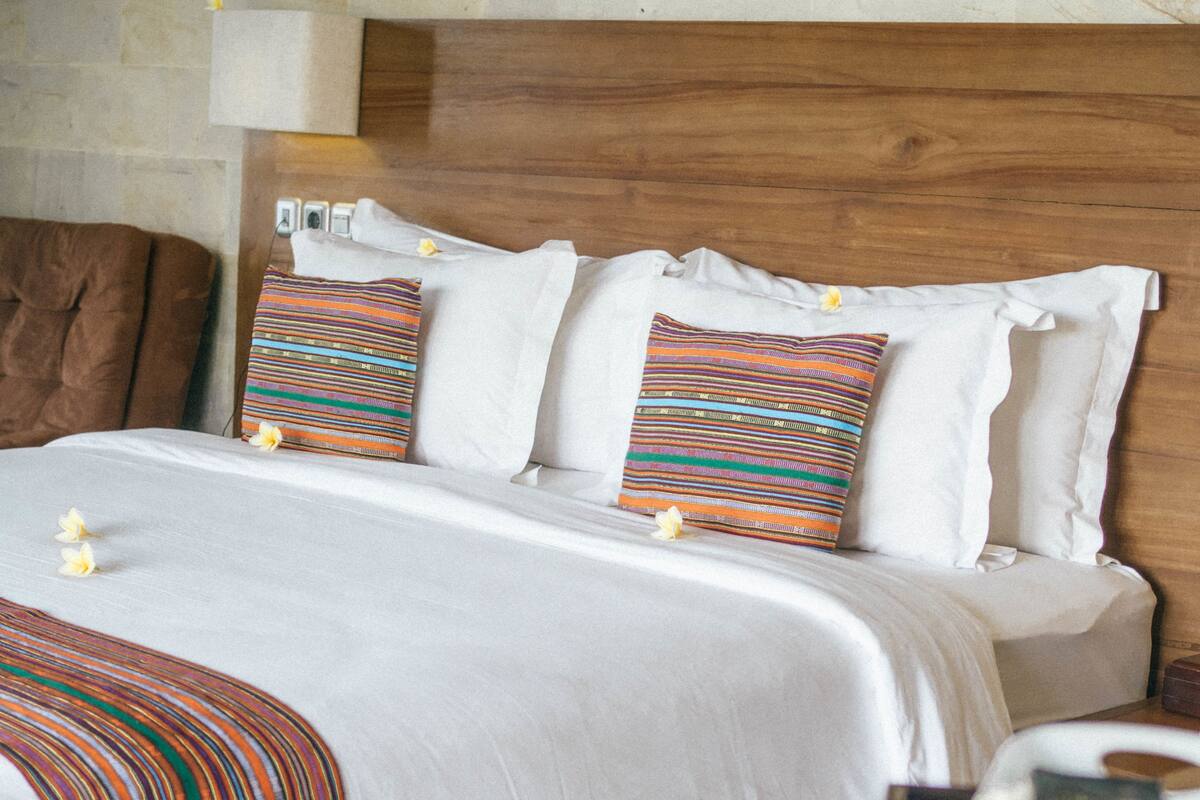 Cofres nos quartos, escrivaninha, ferros/tábuas de passar roupa