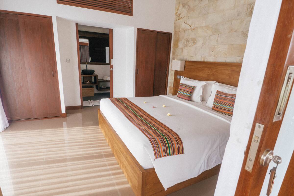 Vila família, 2 quartos (Villa Beleq) | Cofres nos quartos, escrivaninha, ferros/tábuas de passar roupa