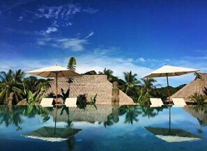 Piscina externa, guarda-sóis, espreguiçadeiras