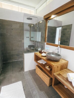 Vila família, 2 quartos (Villa Beleq) | Banheiro | Chuveiro, secador de cabelo, toalhas de banho, sabonete
