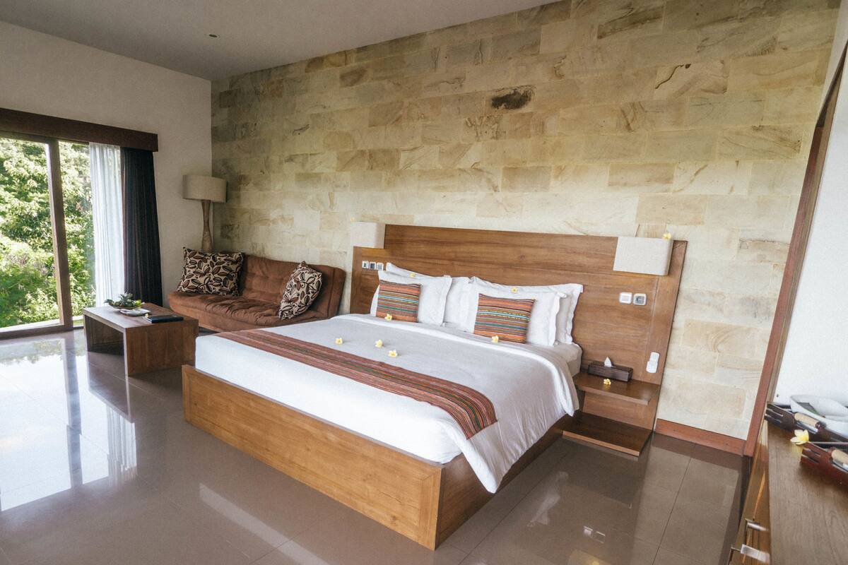 Vila | Cofres nos quartos, escrivaninha, ferros/tábuas de passar roupa