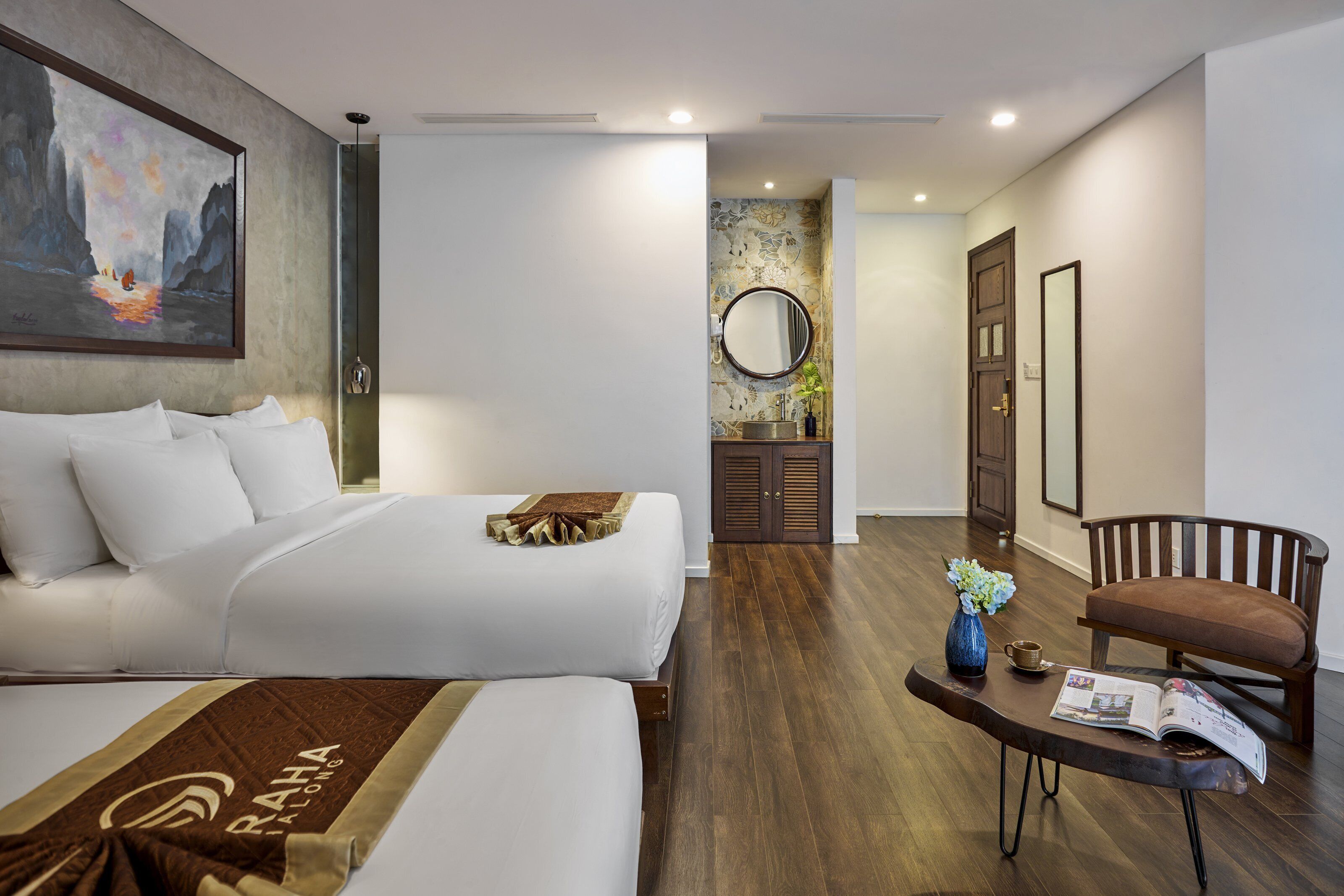 Phòng 3 dành cho gia đình, nhiều giường, ban công, quang cảnh núi | Minibar, két bảo mật tại phòng, bàn 