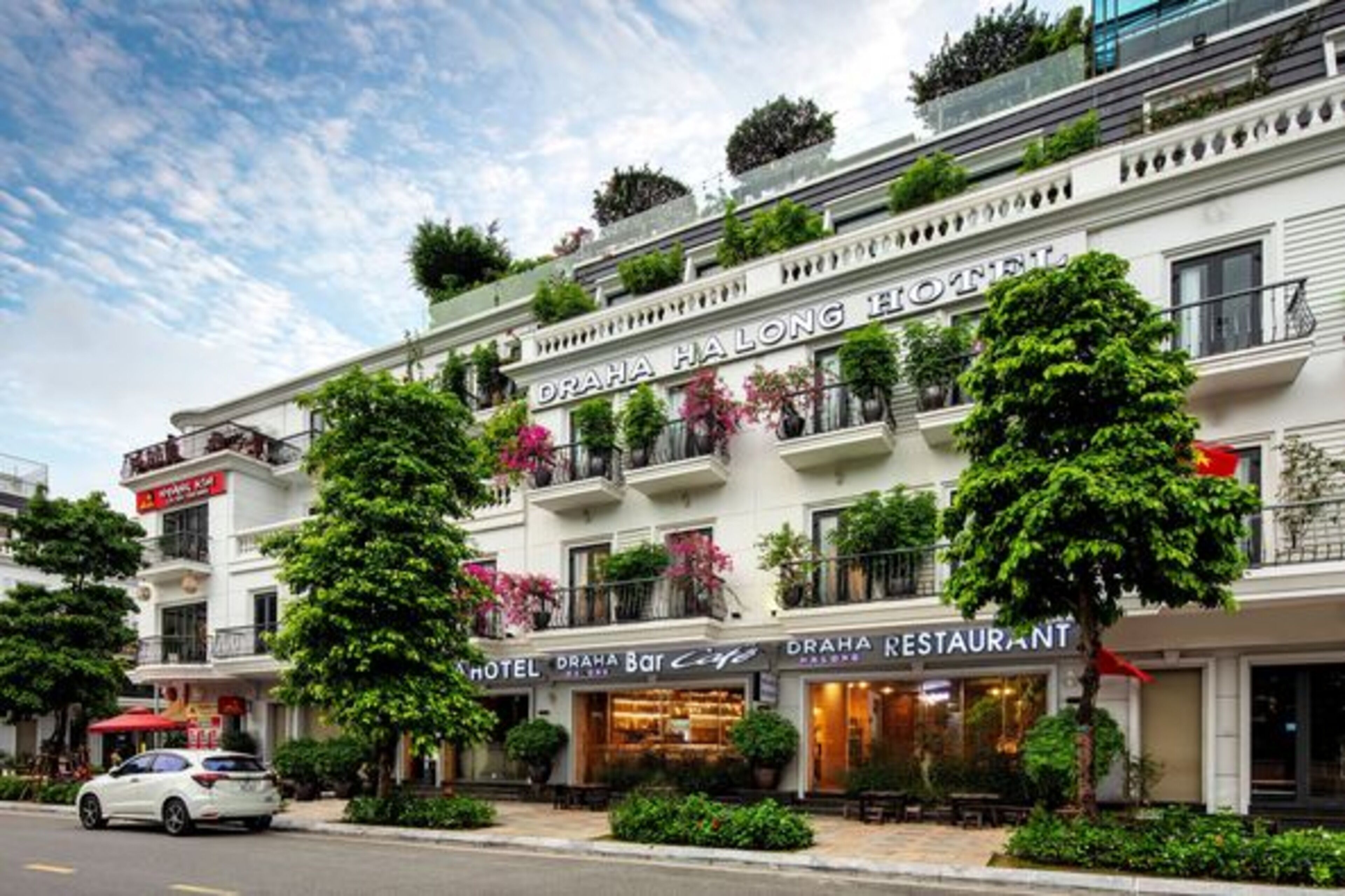 Un hôtel avec une enseigne indiquant « Orawa Halong Hotel ».
