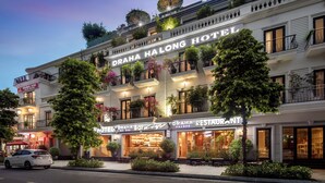 L’hôtel Draha Halong propose un restaurant et un bar situés au rez-de-chaussée, de nombreux balcons ornés de plantes et un parking devant l’établissement.
