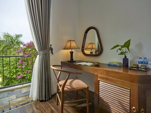 Deluxe Double Room, 1 King Bed, Balcony, Mountain View | Balcony
