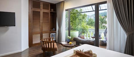 Suite Studio Junior, 1 trĂšs grand lit, bain Ă remous, vue montagne | Armoire