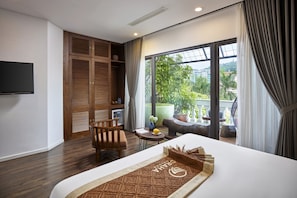 Junior Studio Suite, 1 King Bed, Jetted Tub, Mountain View | Wardrobe