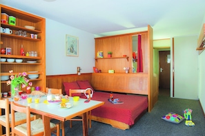 Cribs/infant beds, free internet, bed sheets