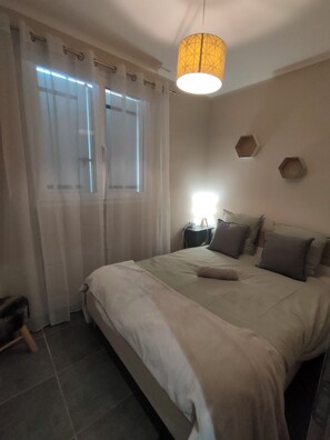 2 bedrooms, travel crib, free WiFi, bed sheets