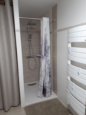 Combined shower/bathtub, hair dryer, toilet paper - Stereden Ar Mor, single storey, 150m from the beach (Telgruc-sur-Mer)