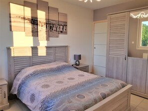 2 slaapkamers, een bureau, een strijkplank/strijkijzer, reisbedje