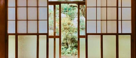 트래디셔널룸 (Japanese Style, 4 People) | 무료 WiFi, 침대 시트