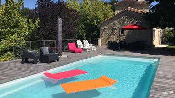 Una piscina al aire libre, una piscina climatizada