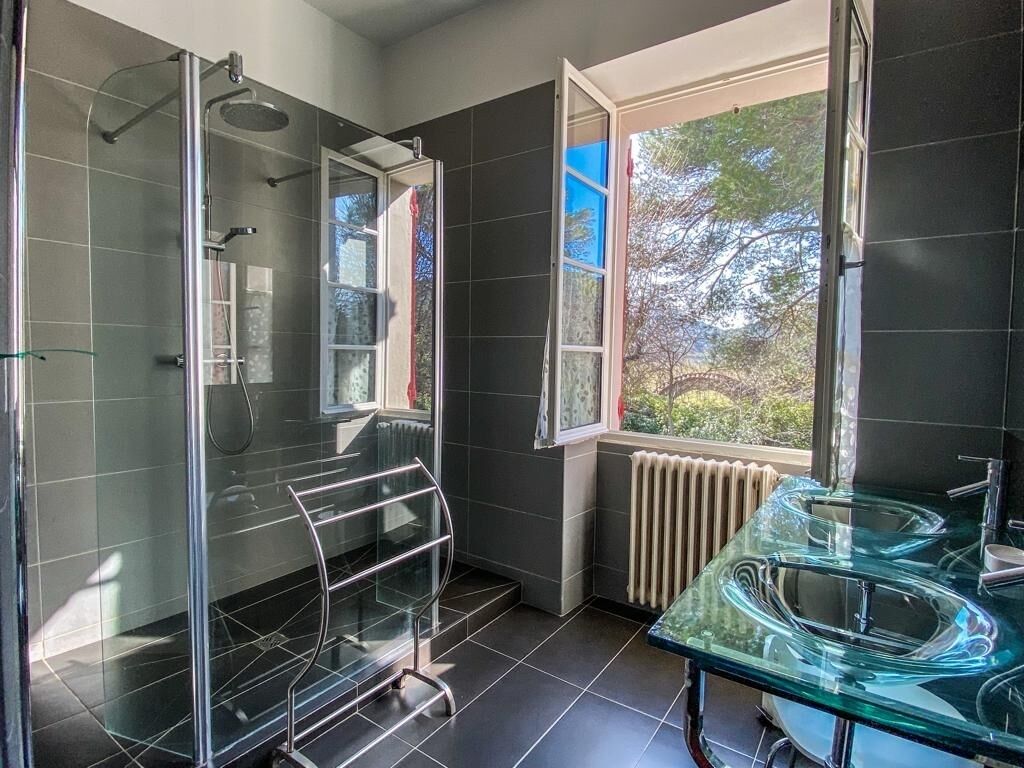 Ensemble douche/baignoire, sèche-cheveux, serviettes fournies