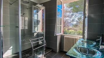 Ensemble douche/baignoire, sèche-cheveux, serviettes fournies